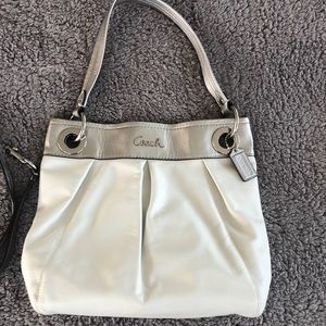 Coach handbag. White and silver Leather